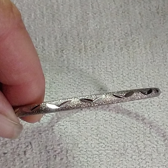 Silvertone diamond 💎 cut bangle bracelet - Picture 1 of 5